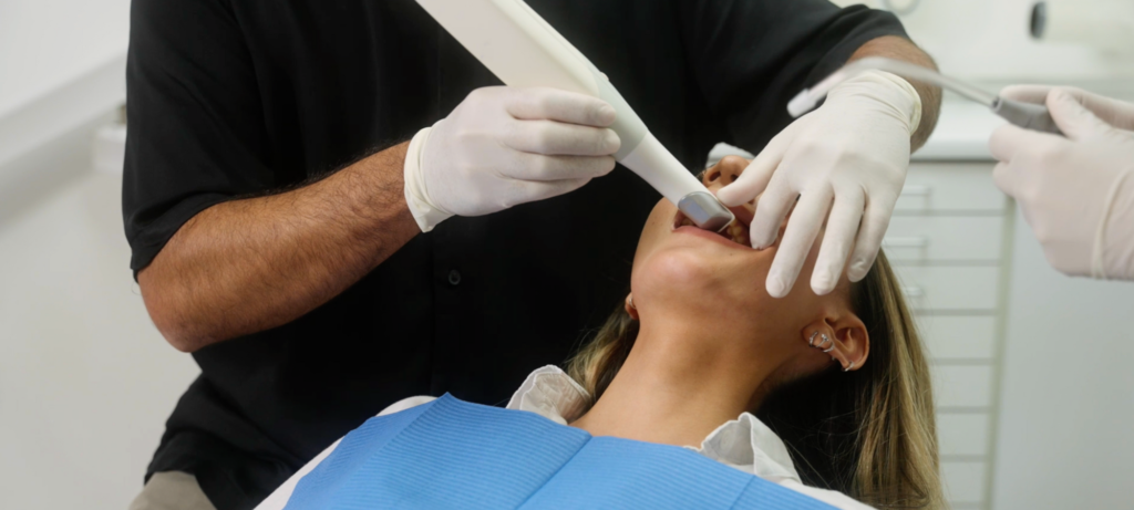 Le déroulement d'un traitement par gouttières dentaires invisibles
