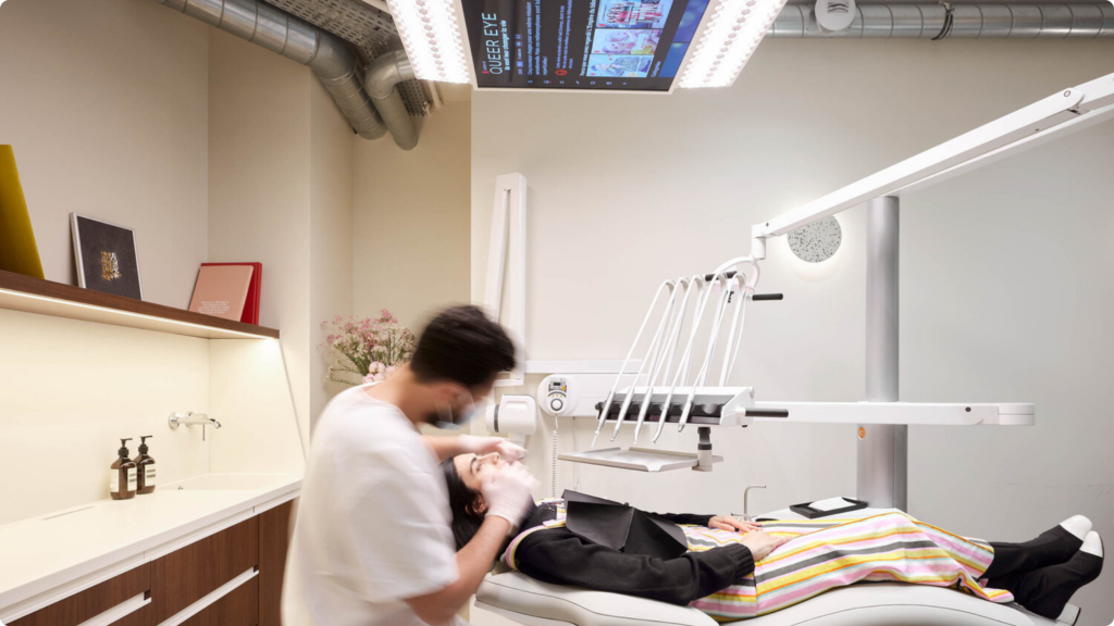 Paris Dental Studios cabinet dentaire spécialisée en gouttières invisibles et orthodontie par bagues traditionnelles