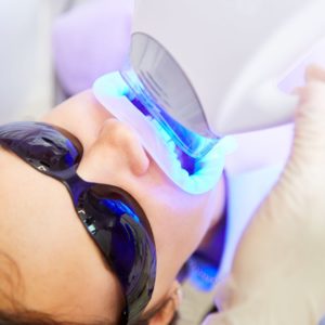 dentiste : blanchiment, aligneurs invisibles, facettes dentaires, implant dentaire, soins dentaires, urgences dentaires