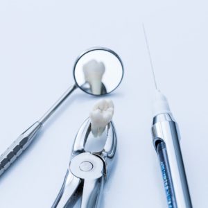dentiste : blanchiment, aligneurs invisibles, facettes dentaires, implant dentaire, soins dentaires, urgences dentaires