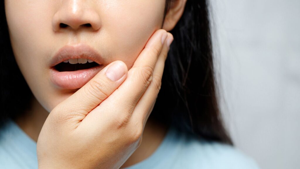 Les caries non traitées peuvent causer de fortes douleurs.